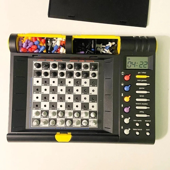 Vintage 1999 Saitek Electronic 4 in 1 Game Chess Checkers Line of 4  Top Mind - Picture 13 of 16